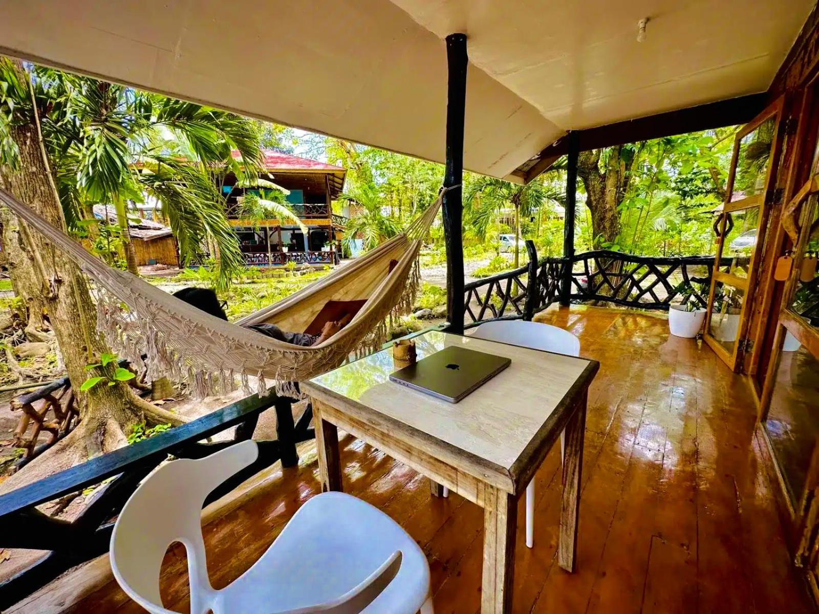 Playa Del Fuego Camiguin Beach Hostel & Resort Мамбахао Экстерьер фото